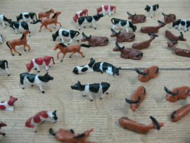 Dieren mix set, 8 stuks, paarden en koeien diverse houdingen en kleuren HO