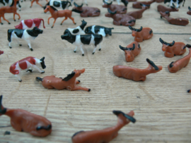 Dieren mix set, 8 stuks, paarden en koeien diverse houdingen en kleuren HO