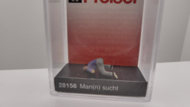 Preiser H0 man zoekt iets ovp 28156
