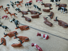 Dieren mix set, 8 stuks, paarden en koeien diverse houdingen en kleuren HO