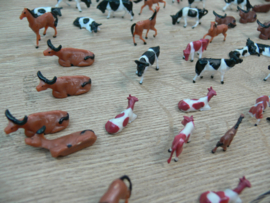 Dieren mix set, 8 stuks, paarden en koeien diverse houdingen en kleuren HO