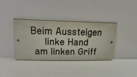 Orgineel Bordje: wagon: Beim Aussteigen linke Hand am linken Griff