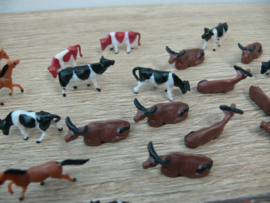 Dieren mix set, 8 stuks, paarden en koeien diverse houdingen en kleuren HO