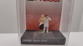 Preiser H0 vrouw bij de arts ovp 28058