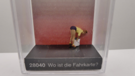 Preiser H0 vrouw zoekt haar kaartje ovp 28040