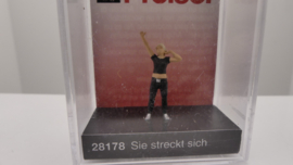 Preiser H0 vrouw strekt zich ovp 28178