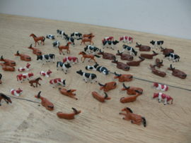 Dieren mix set, 8 stuks, paarden en koeien diverse houdingen en kleuren HO