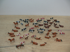 Dieren mix set, 8 stuks, paarden en koeien diverse houdingen en kleuren HO