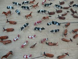 Dieren mix set, 8 stuks, paarden en koeien diverse houdingen en kleuren HO