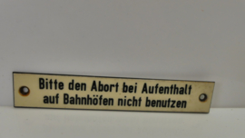 Orgineel Bordje: Wagon: Bitte den Abort bei Aufenthalt auf Bahnhöfen nicht benutzen
