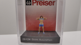Preiser H0 vrouw gaat zich uitkleden ovp 28124
