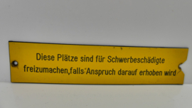 Orgineel Bordje: Wagon: Diese Plätze sind für Schwerbeschädigte Freizumachen ....