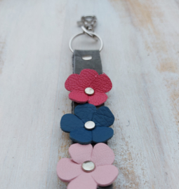 Grijze sleutelhanger met bloemen