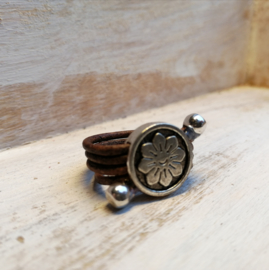 Bruin leren ring met met metalen bloem