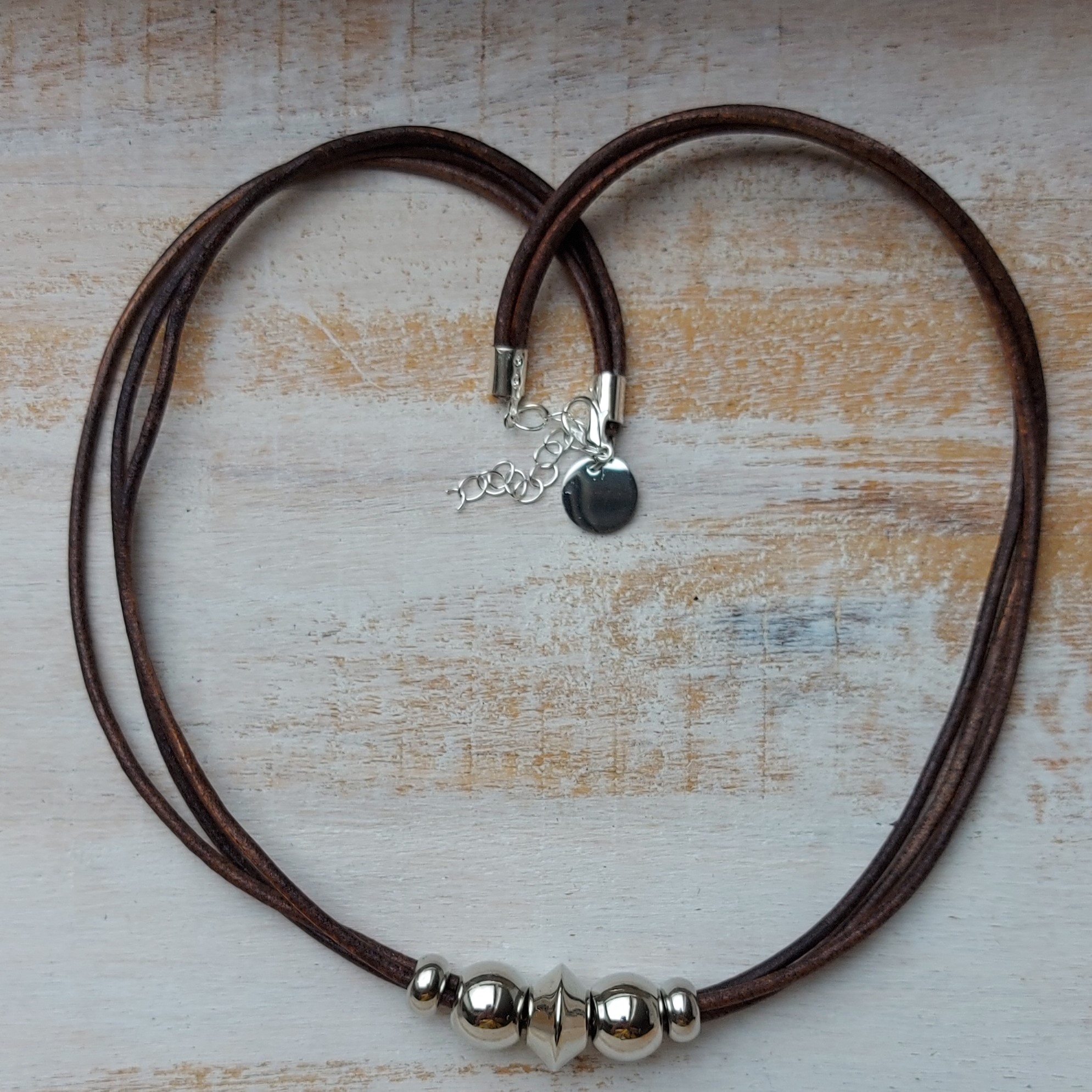 Korte ketting (choker) bruin 'Lidia'