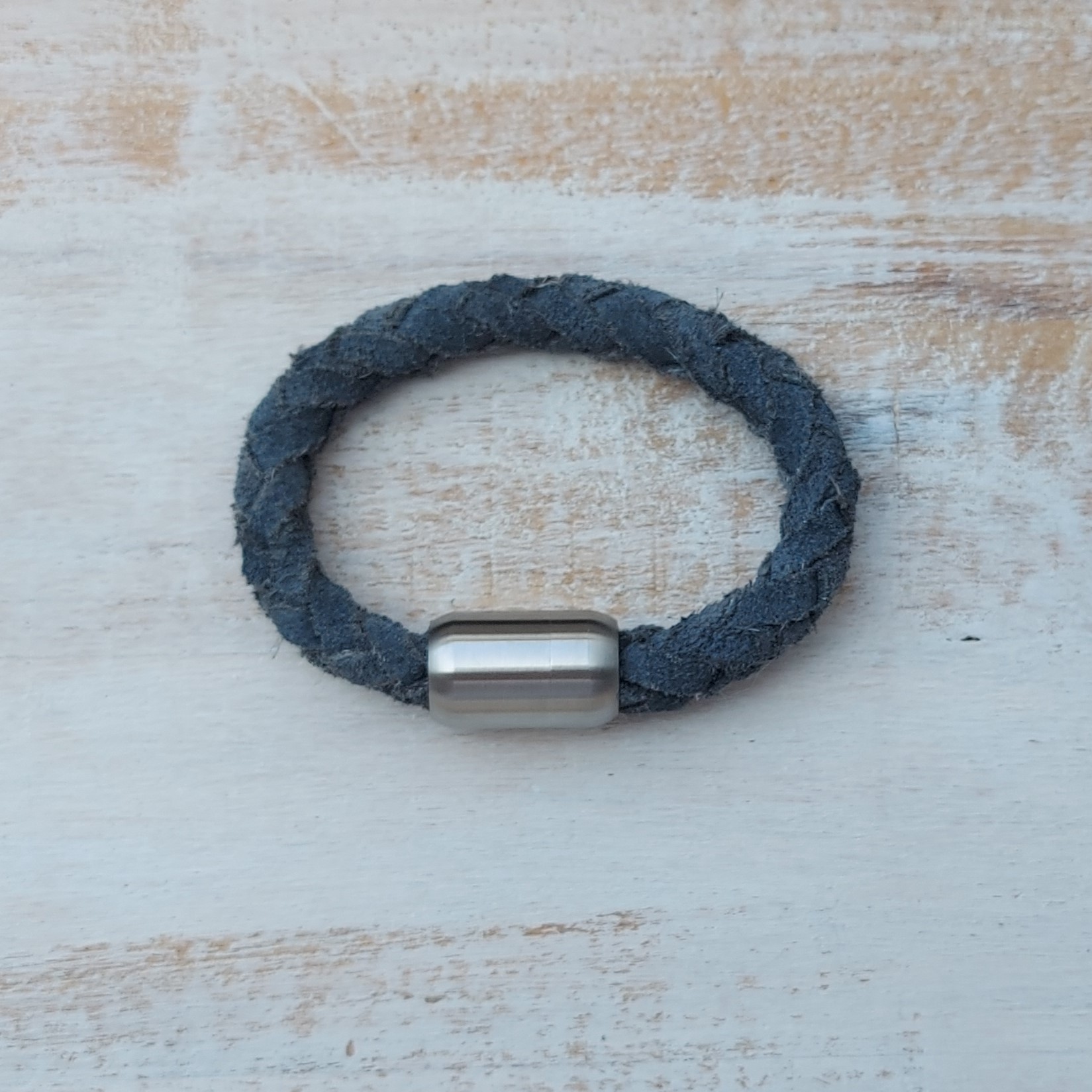 Antracietgrijze armband van 10 mm gevlochten suede 'Sean'