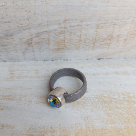 Zilvergrijze ring met kristal "Mystique"