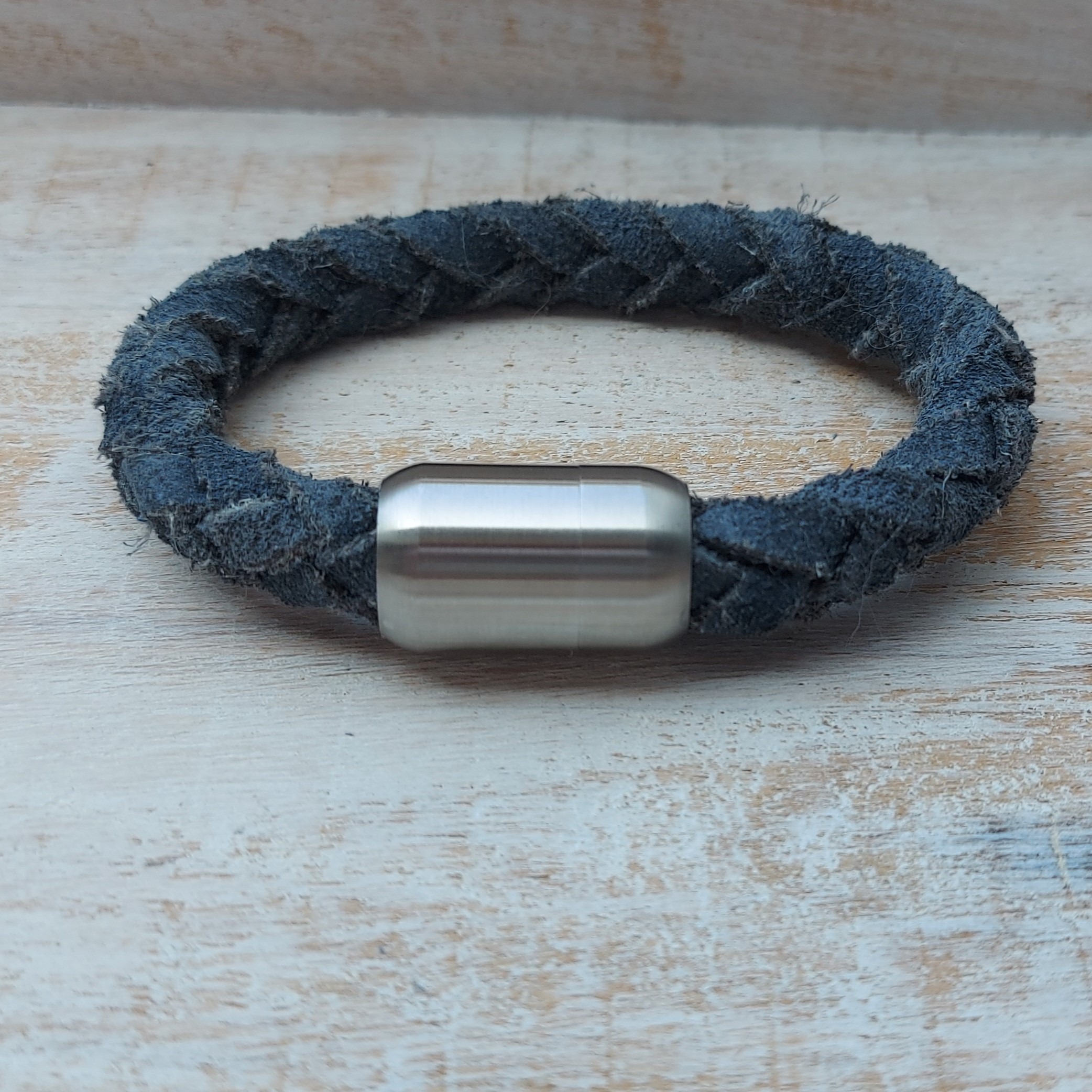 Antracietgrijze armband van 10 mm gevlochten suede 'Sean'