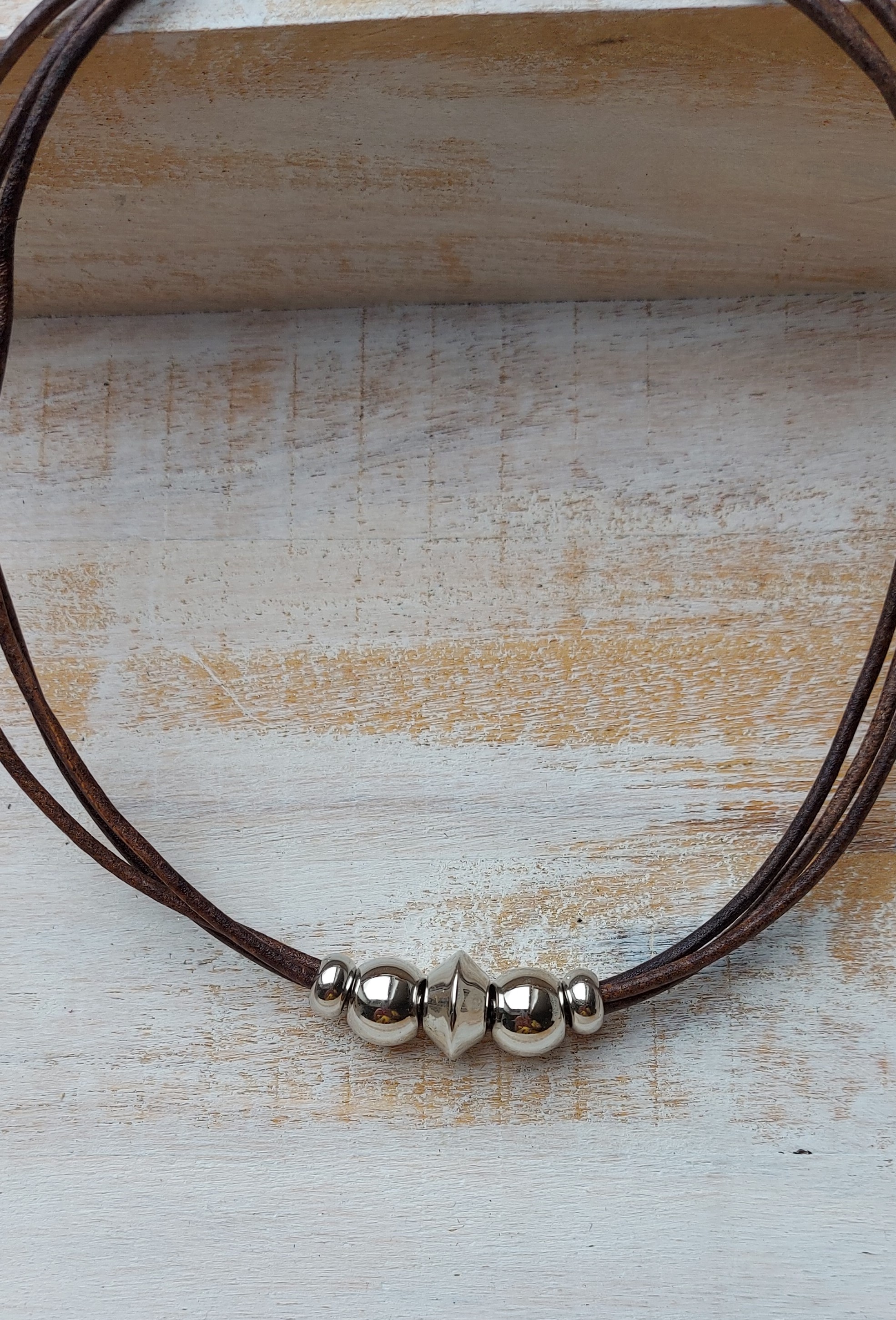 Korte ketting (choker) bruin 'Lidia'
