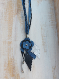 Jeansblauwe ketting met bloemhanger 'Violets are blue'
