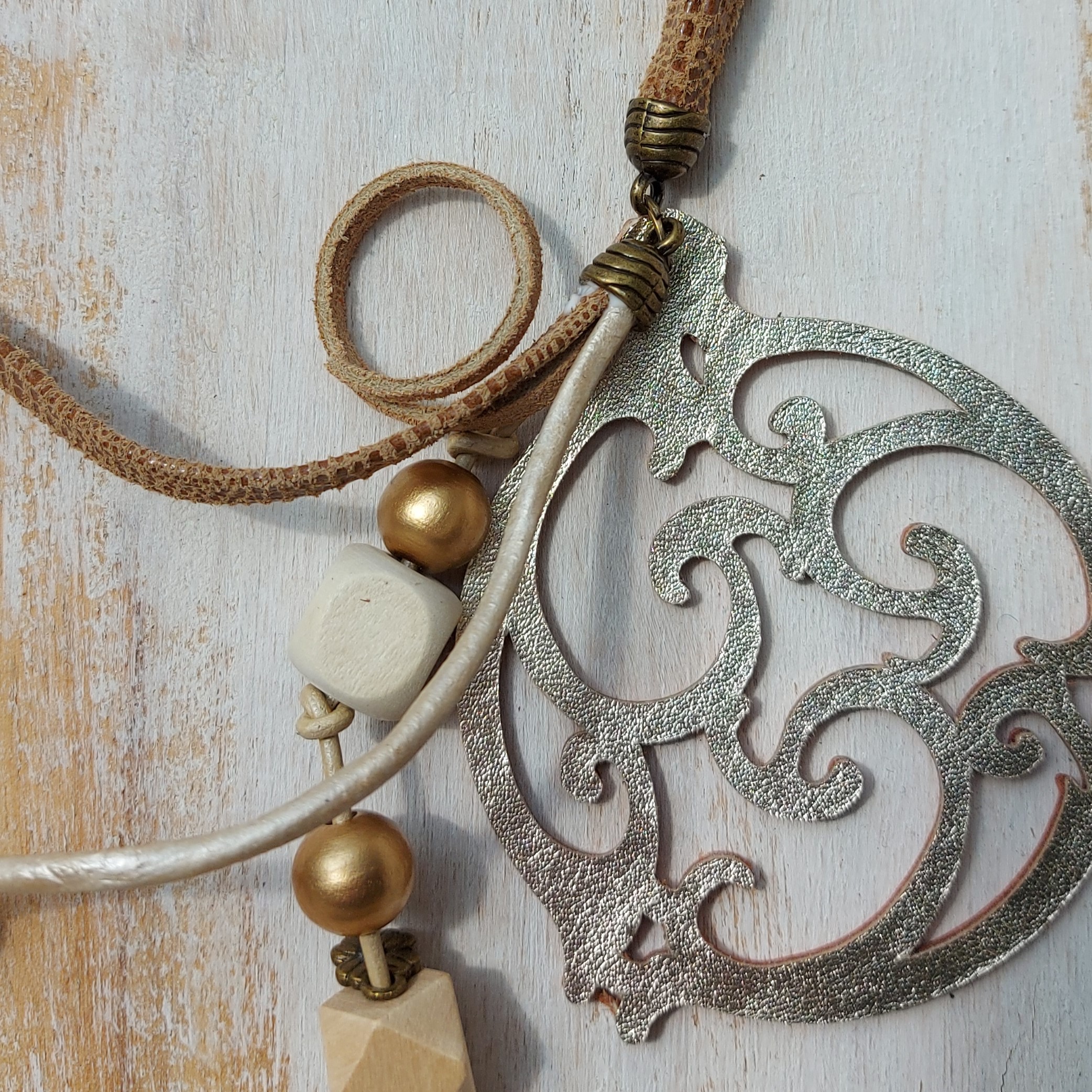 Lange beige leren ketting 'Queen'
