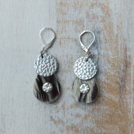 Oorbellen vachteer met zilver leer details