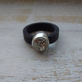 Zwart leren ring met met metalen zetting en Swarovski kristal