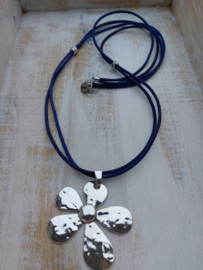 Lange felblauwe ketting 'blomke'