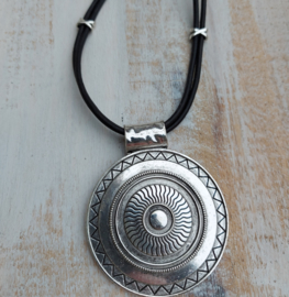 Lange zwart leren ketting  "Cirkels"