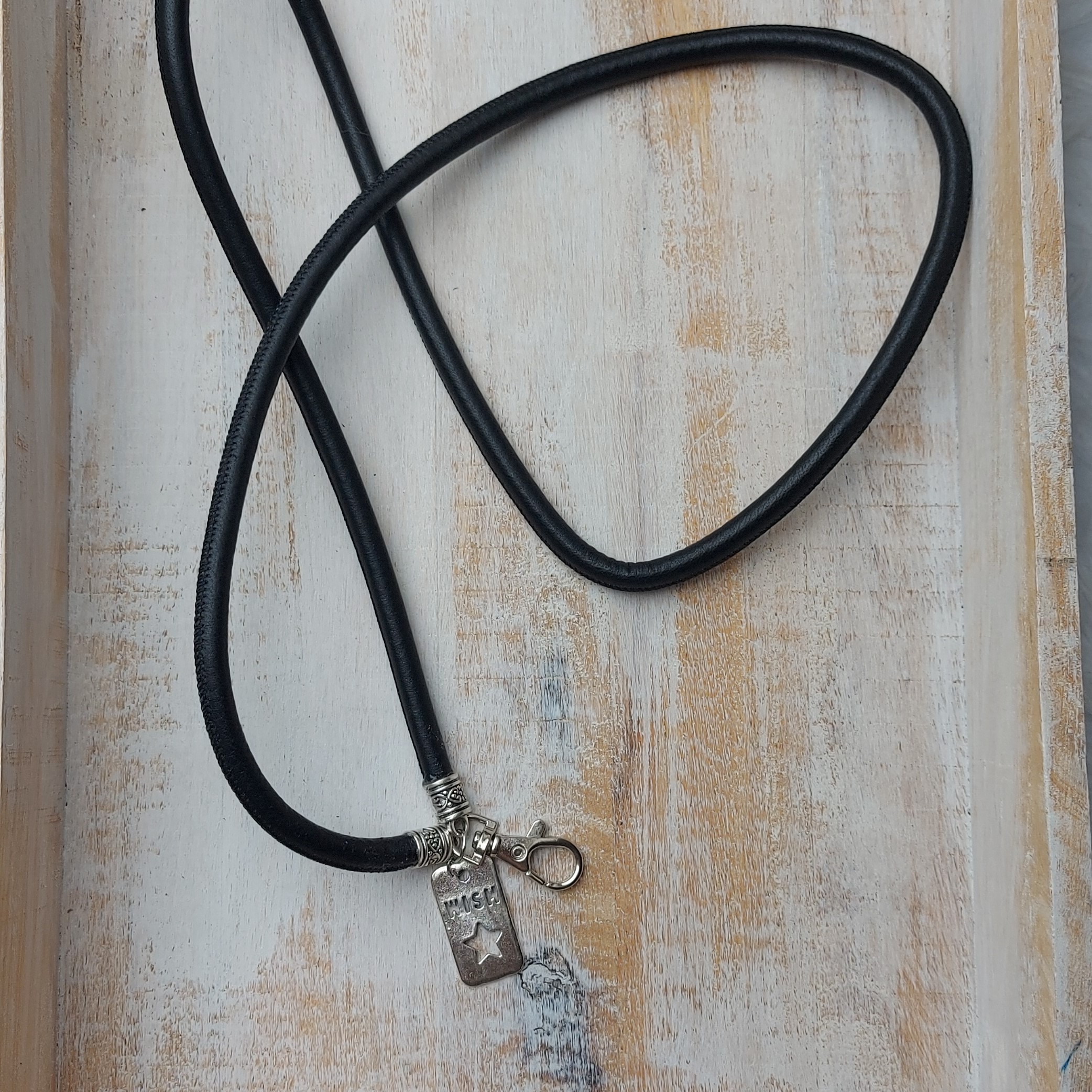 Lang keycord No. 19 - zwart glad leer 'Wish'