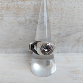 Half metaal en en half leren ring met Swarovski kristal "taupe"