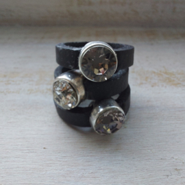 Zwart leren ring met met metalen zetting en Swarovski kristal