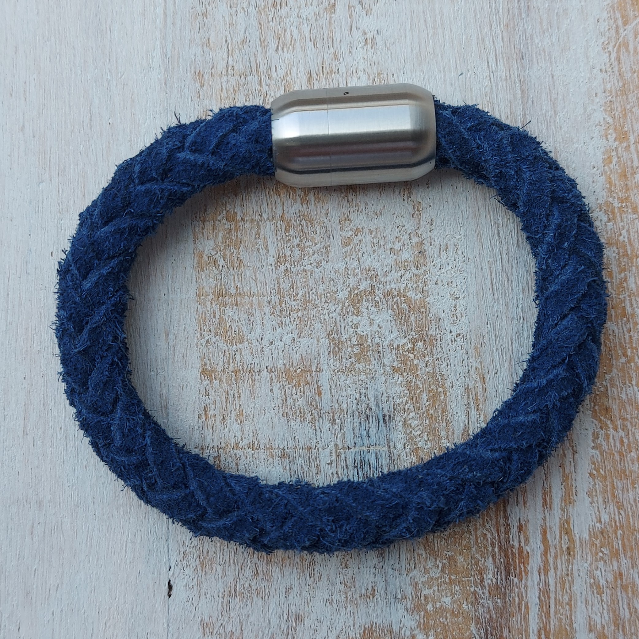 Marineblauwe armband van 10 mm gevlochten suède 'Ivo'