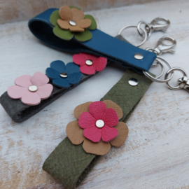 Grijze sleutelhanger met bloemen