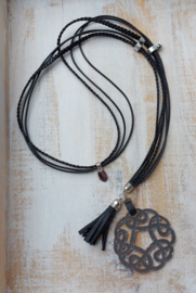 Lange ketting zwart-zilver met leren hanger "Ashley"