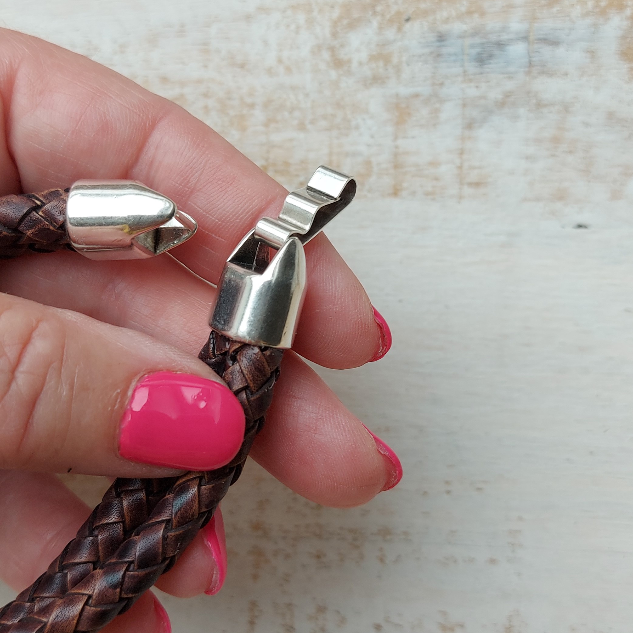 Bruine armband met vlinder schuiver 'Miley'