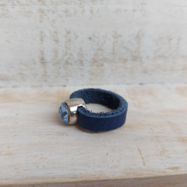 Blauw leren ring met Swarovski kristal