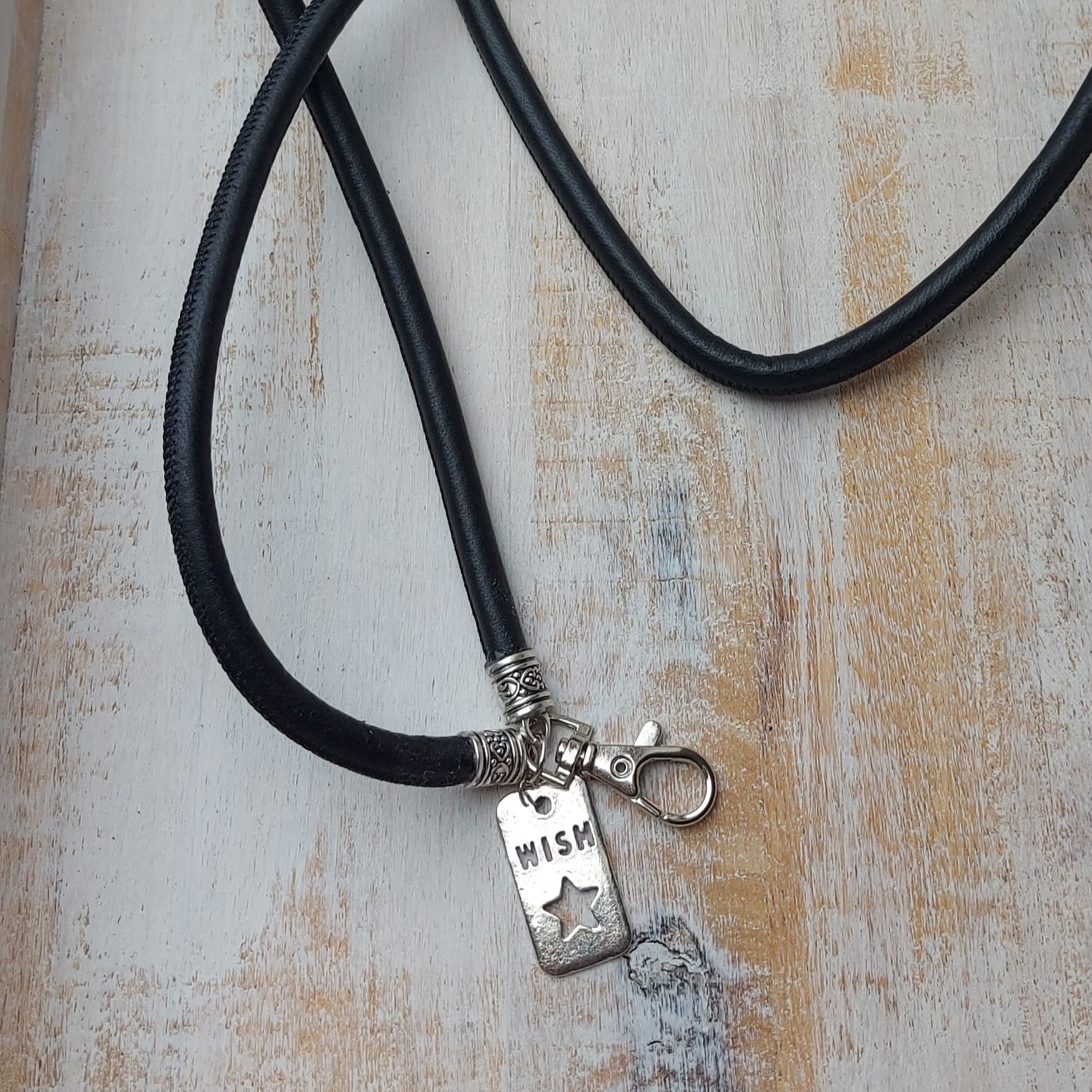 Lang keycord No. 19 - zwart glad leer 'Wish'