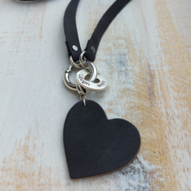 Lang, zwart keycord nubuckleer "Live Love Laugh"