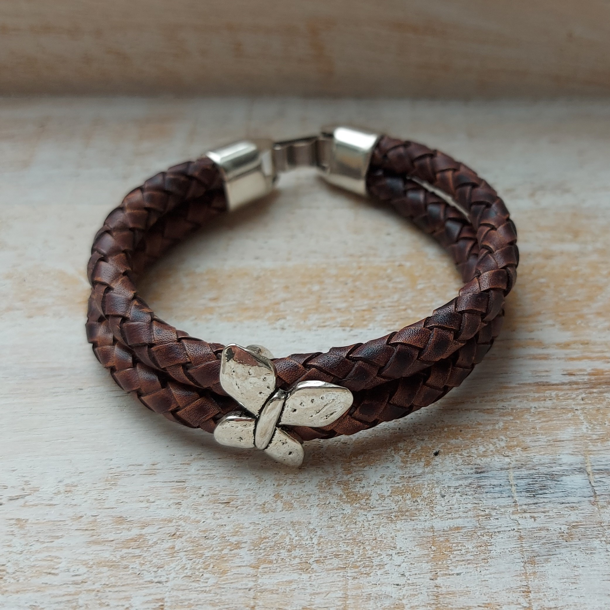 Bruine armband met vlinder schuiver 'Miley'