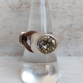 Half metaal en en half leren ring met Swarovski kristal "bruin"