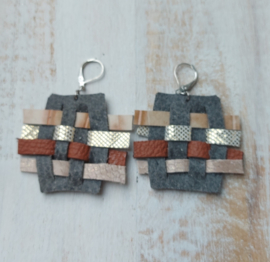 Oorbellen van gevlochten leer 'square'