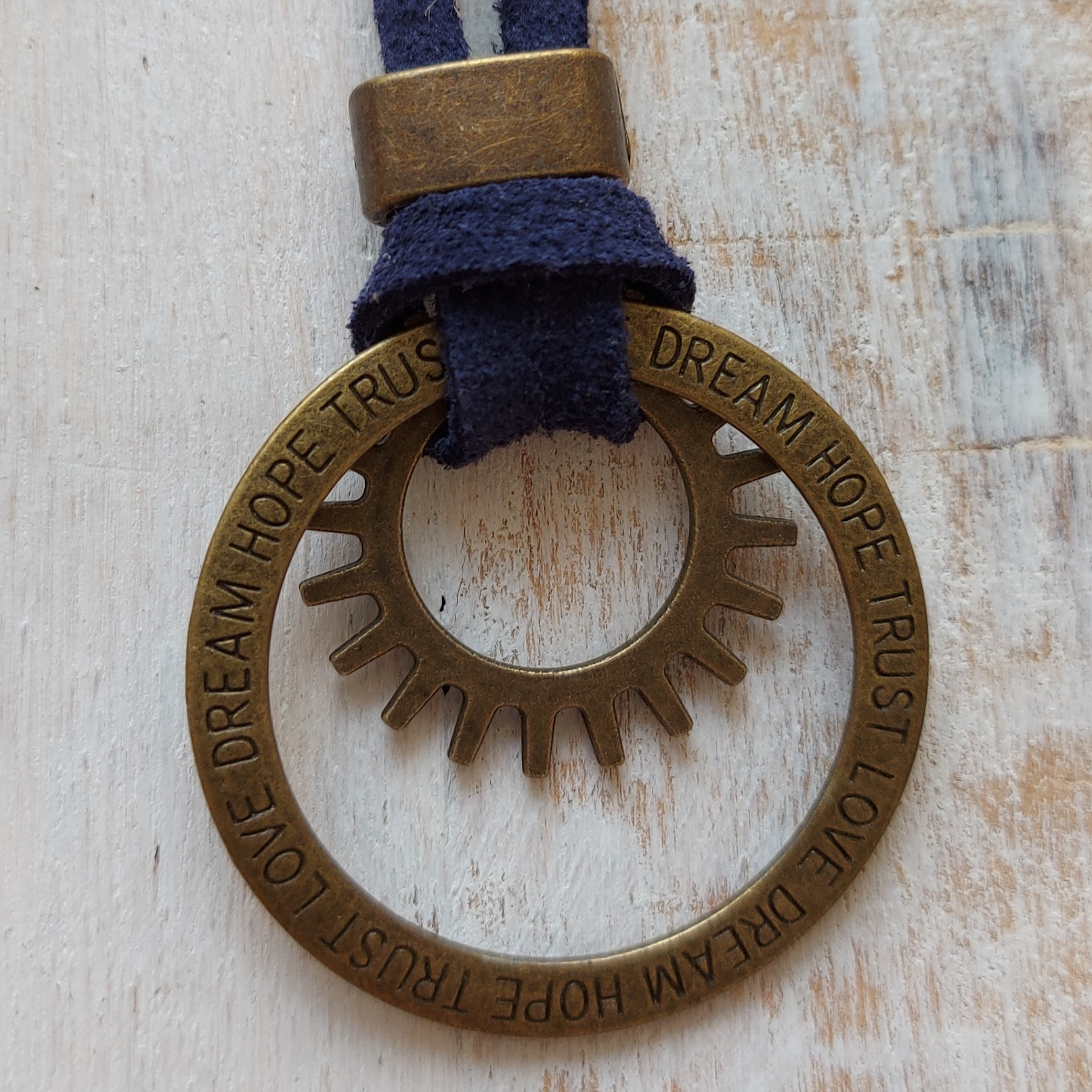 Blauw suède ketting met bronskleurige hanger