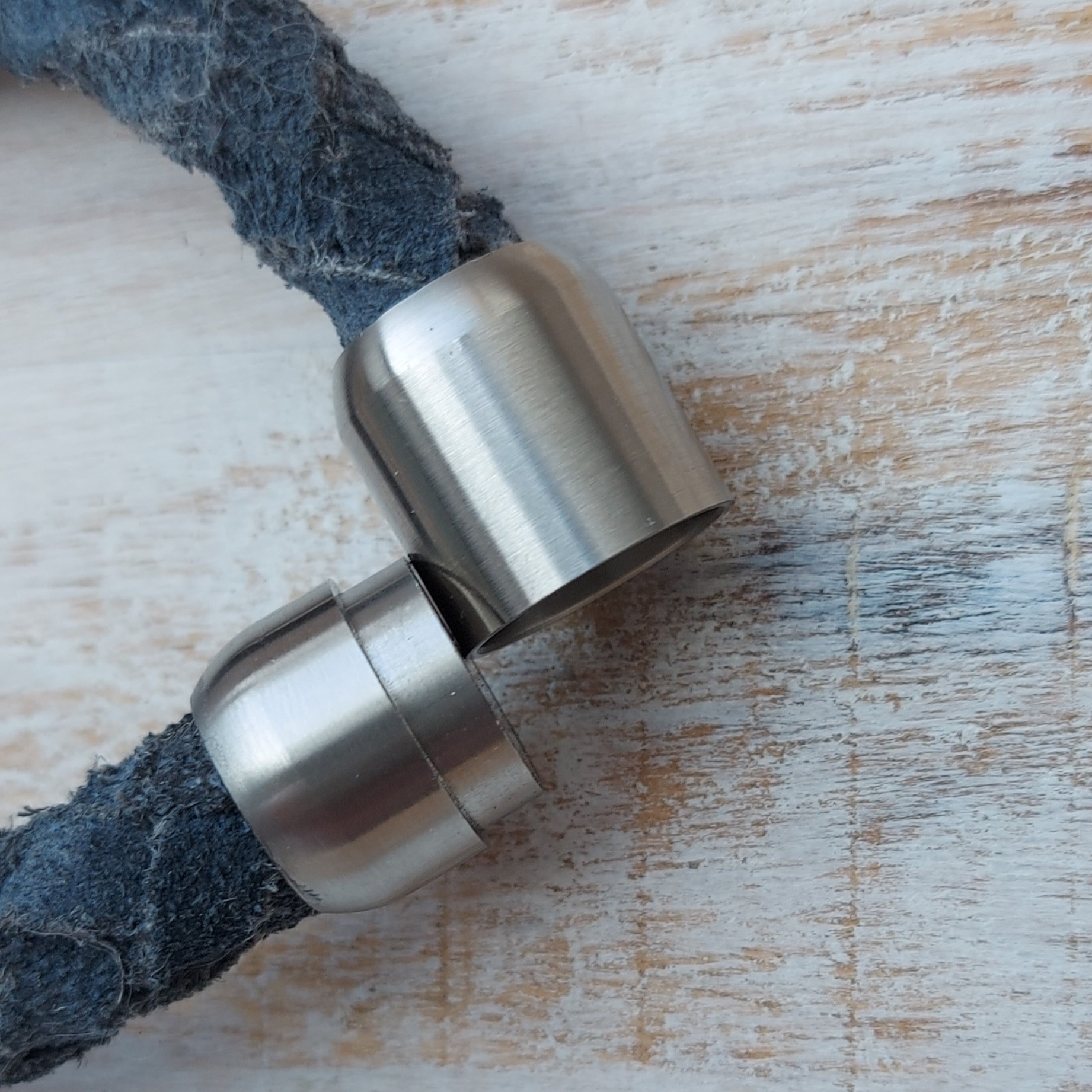 Antracietgrijze armband van 10 mm gevlochten suede 'Sean'