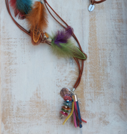 Lange leren ketting middenbruin met kleurige veertjes en hangers 'Tomahawk'