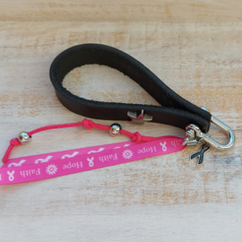 Pink Ribbon sleutelhanger zwart leer  'good luck'| 2024
