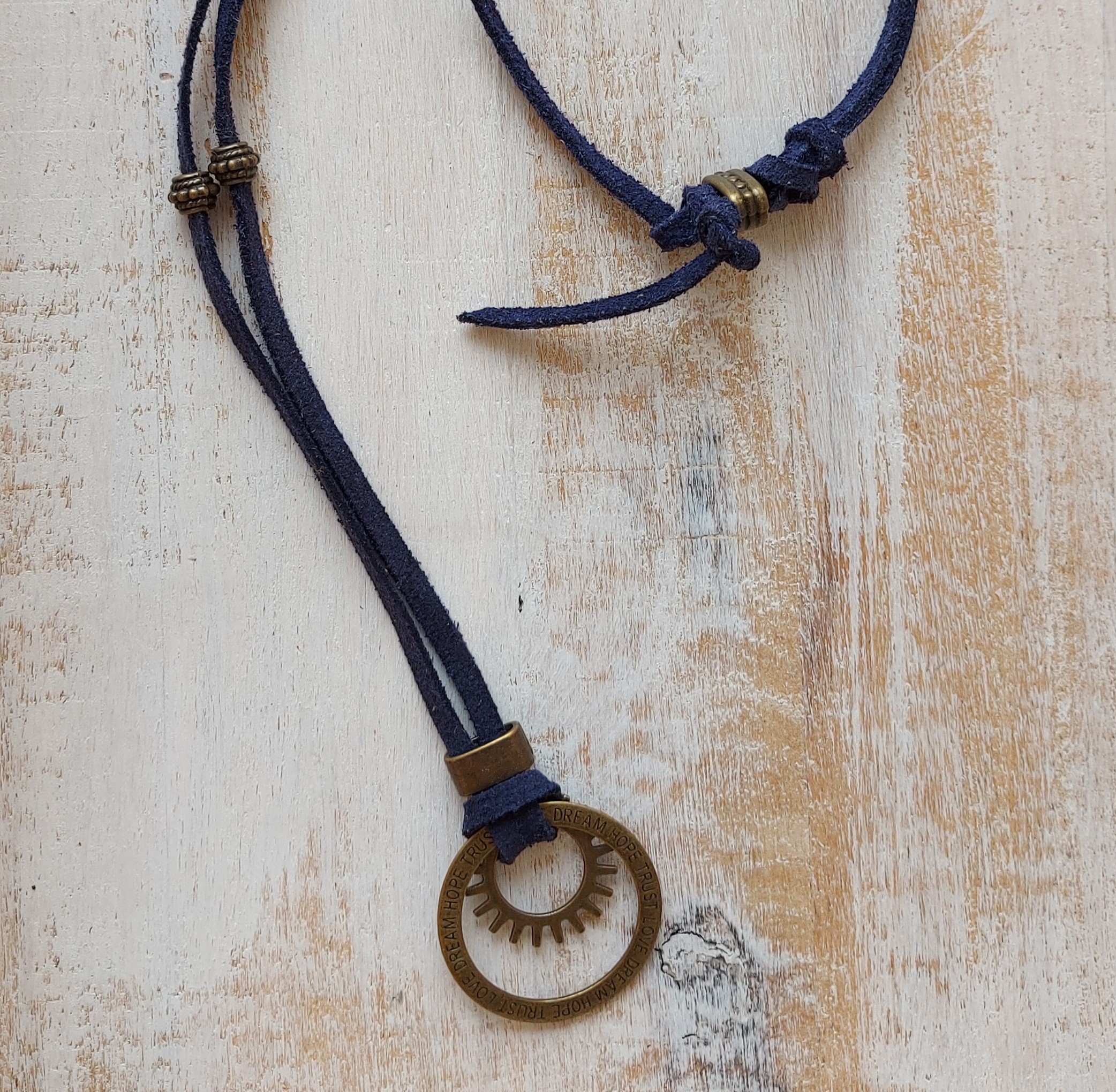 Blauw suède ketting met bronskleurige hanger