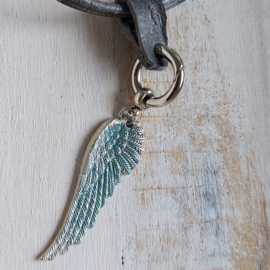 Leren ketting verouderd grijs leer met hangers 'Wings and hearts'