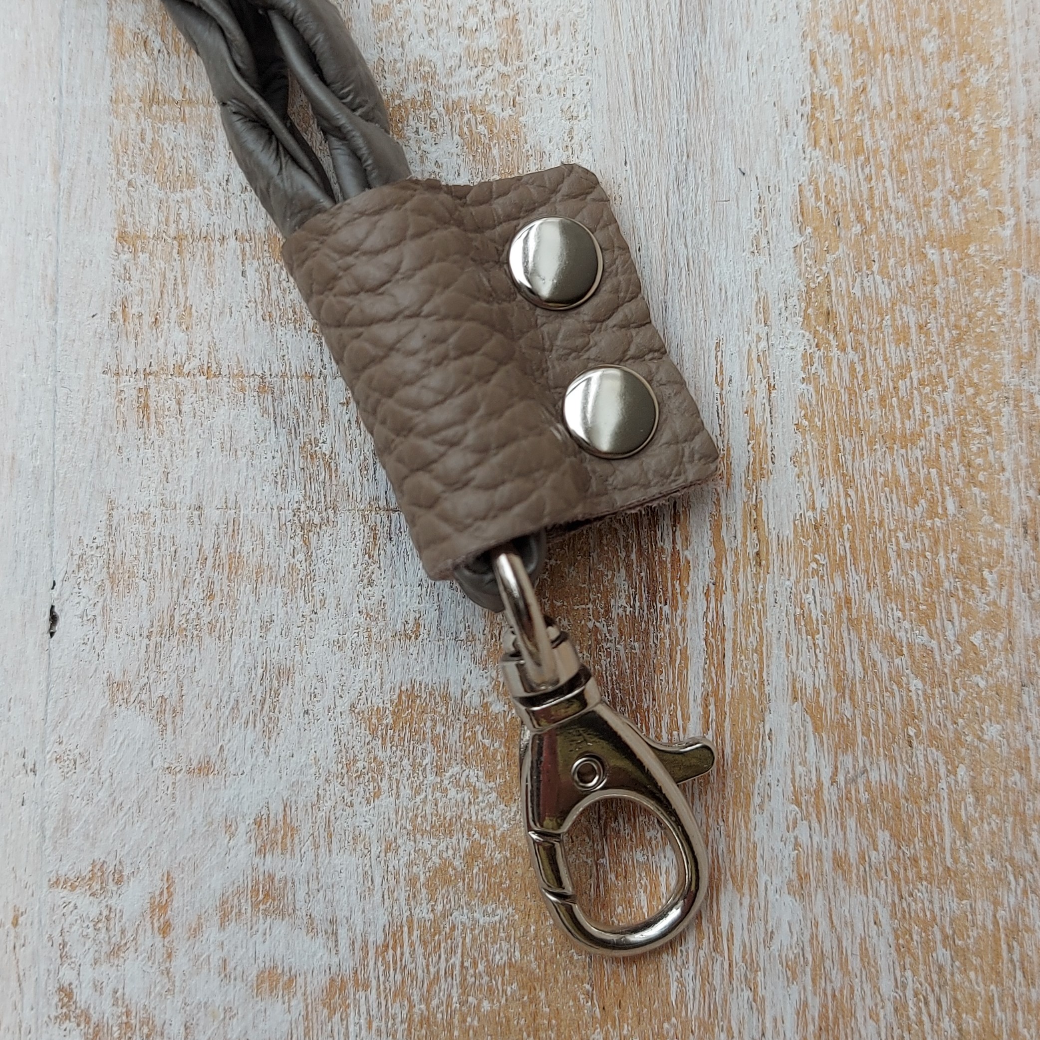 Lang keycord No. 15 - taupe met kleine karabijnhaak