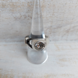 Half metaal en en half leren ring met Swarovski kristal "taupe"